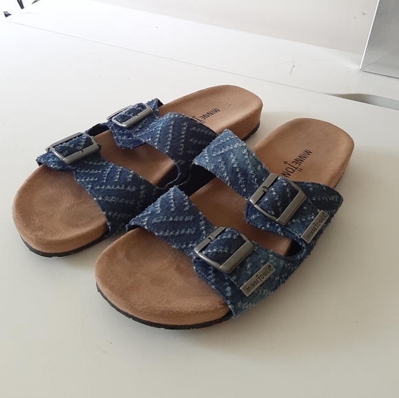 Minnetonka Denim Sandals. Size: 8 - Picture 2 of 7